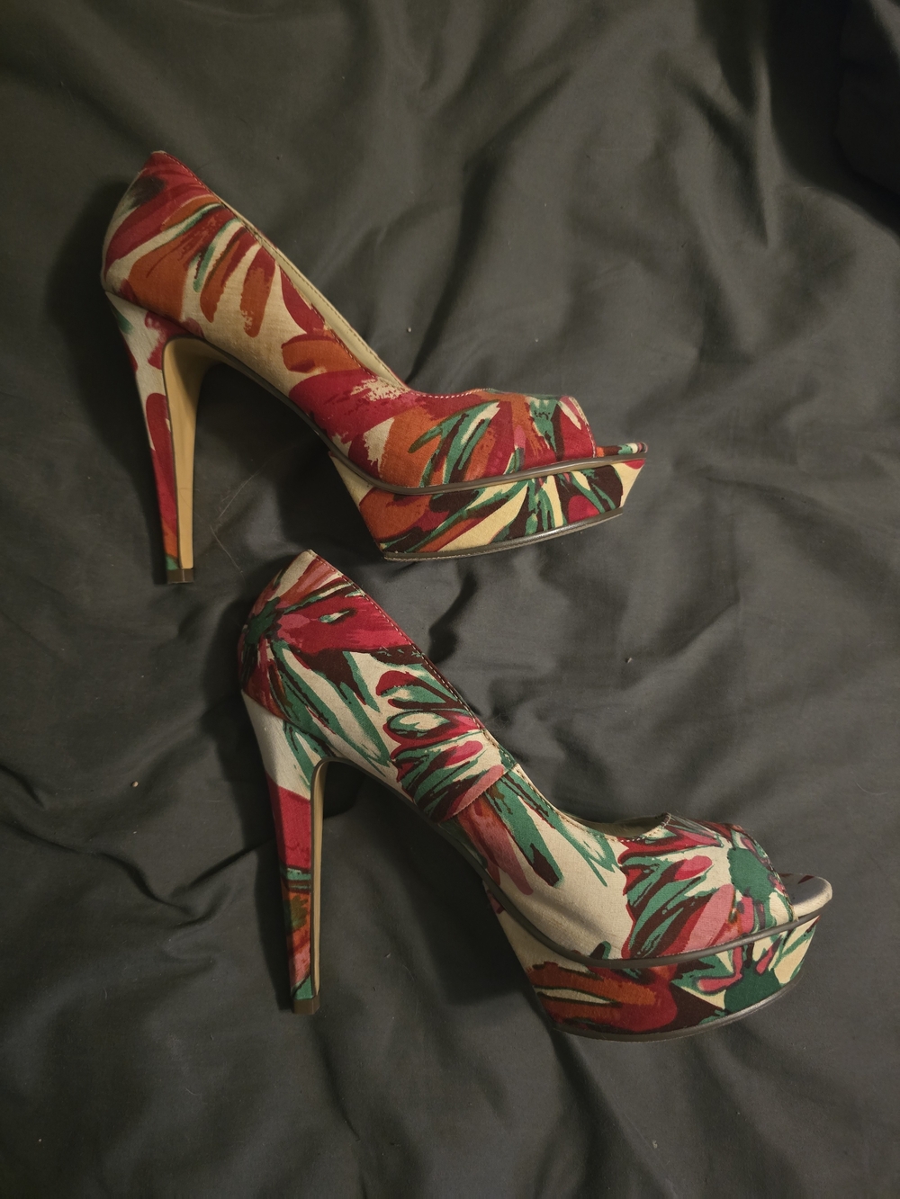 Women’s High Heel Peep-Toe Platform Pumps - Red & Green Floral